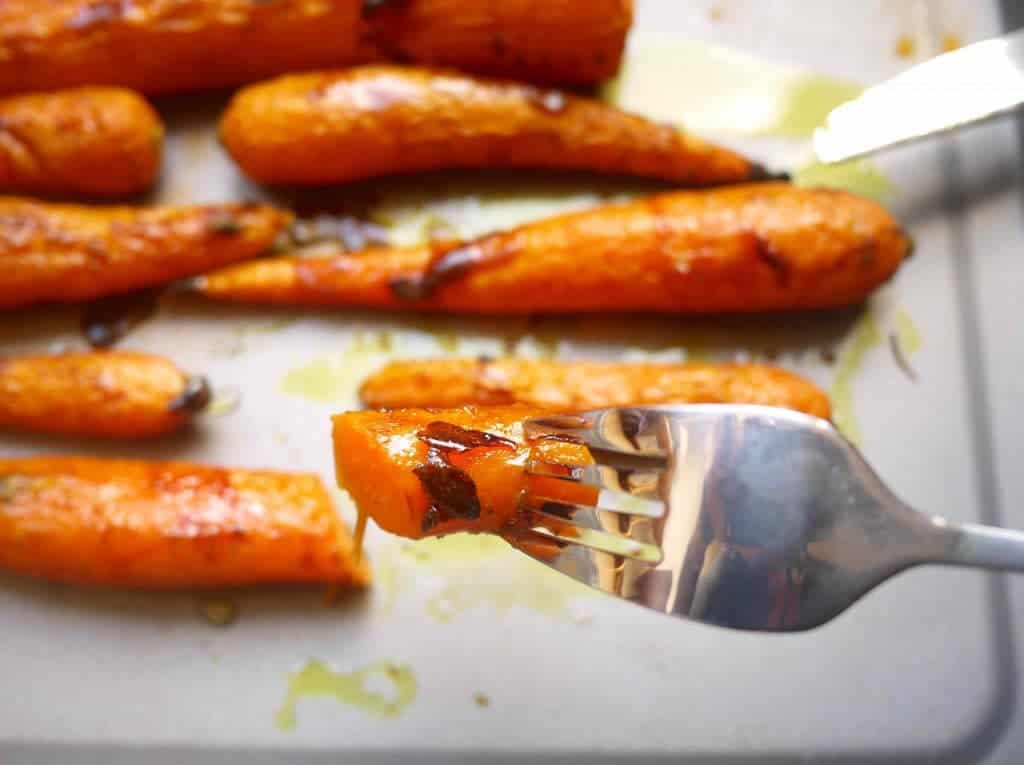 Kick your carrot game up a notch with these Maple Glazed Turmeric Carrots (Paleo, GF)| Perchance to Cook, www.perchancetocook.com