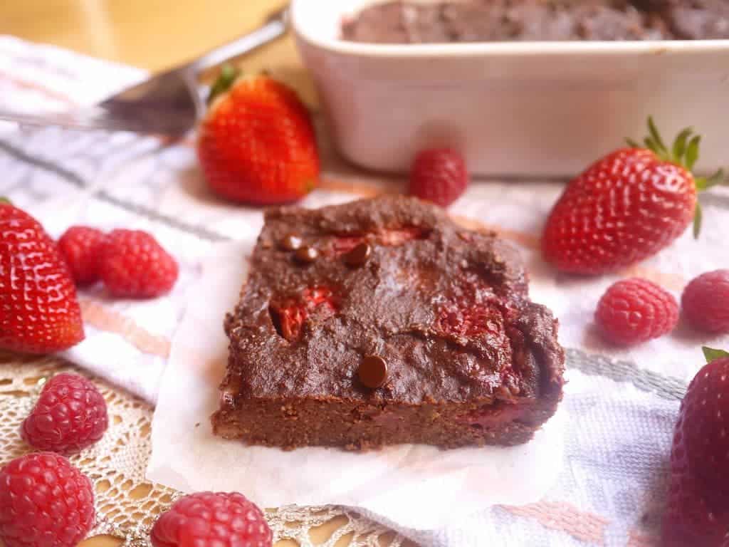 Berry Chocolate Mousse Brownies (paleo, GF)- low calorie, sweetener-free, Paleo brownies | Perchance to Cook, www.perchancetocook.com