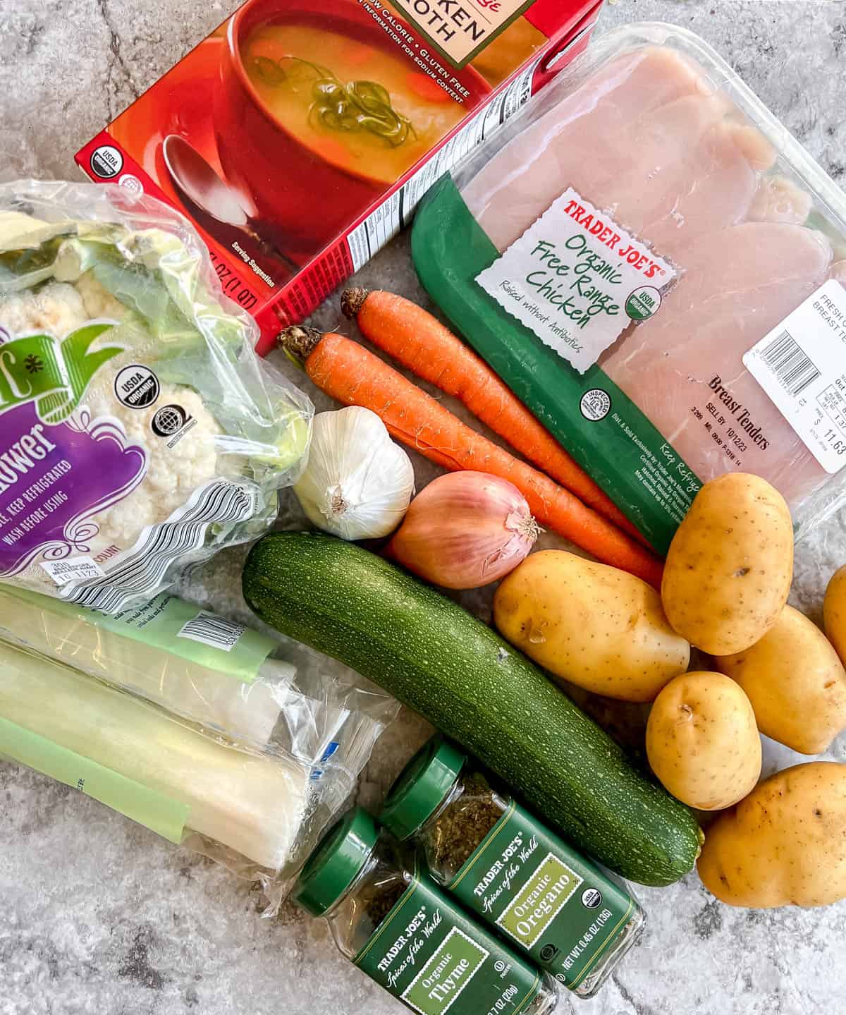 Ingredients needed to make chicken and leek soup.