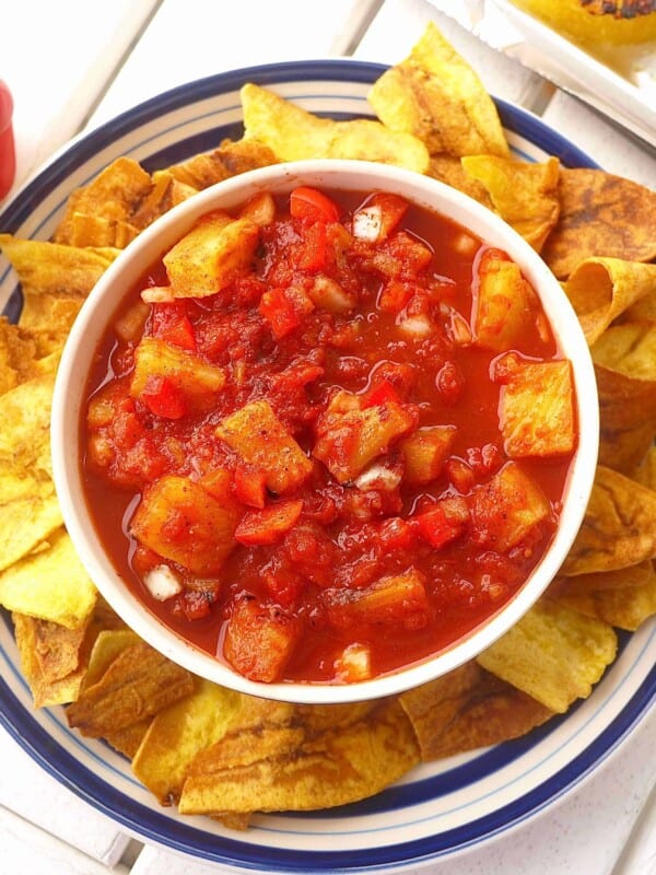 This Grilled Pineapple Salsa (paleo, GF) is perfect for football season! | Perchance to Cook, www.perchancetocook.com