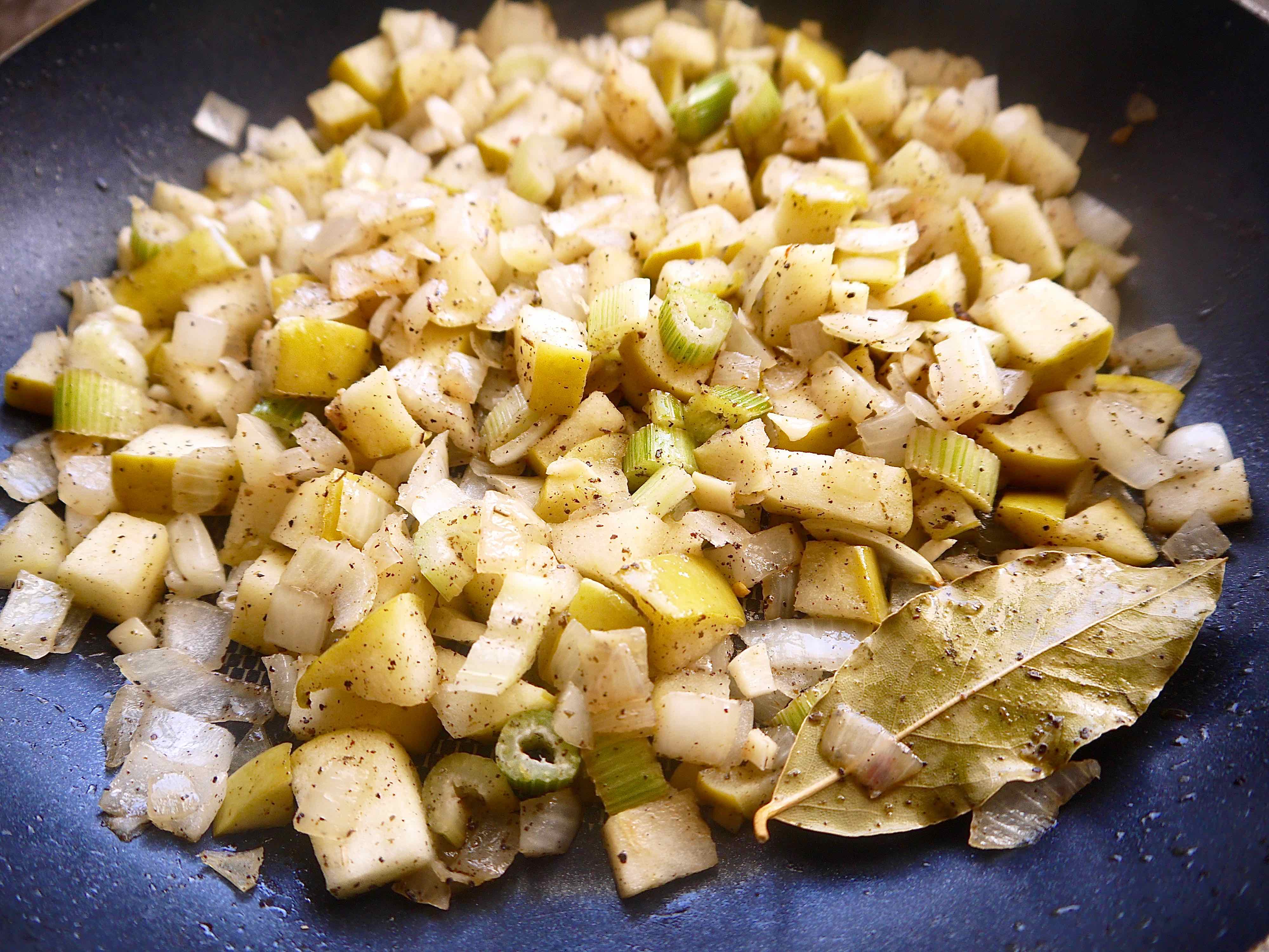 Cooked fennel and apples in a pan.