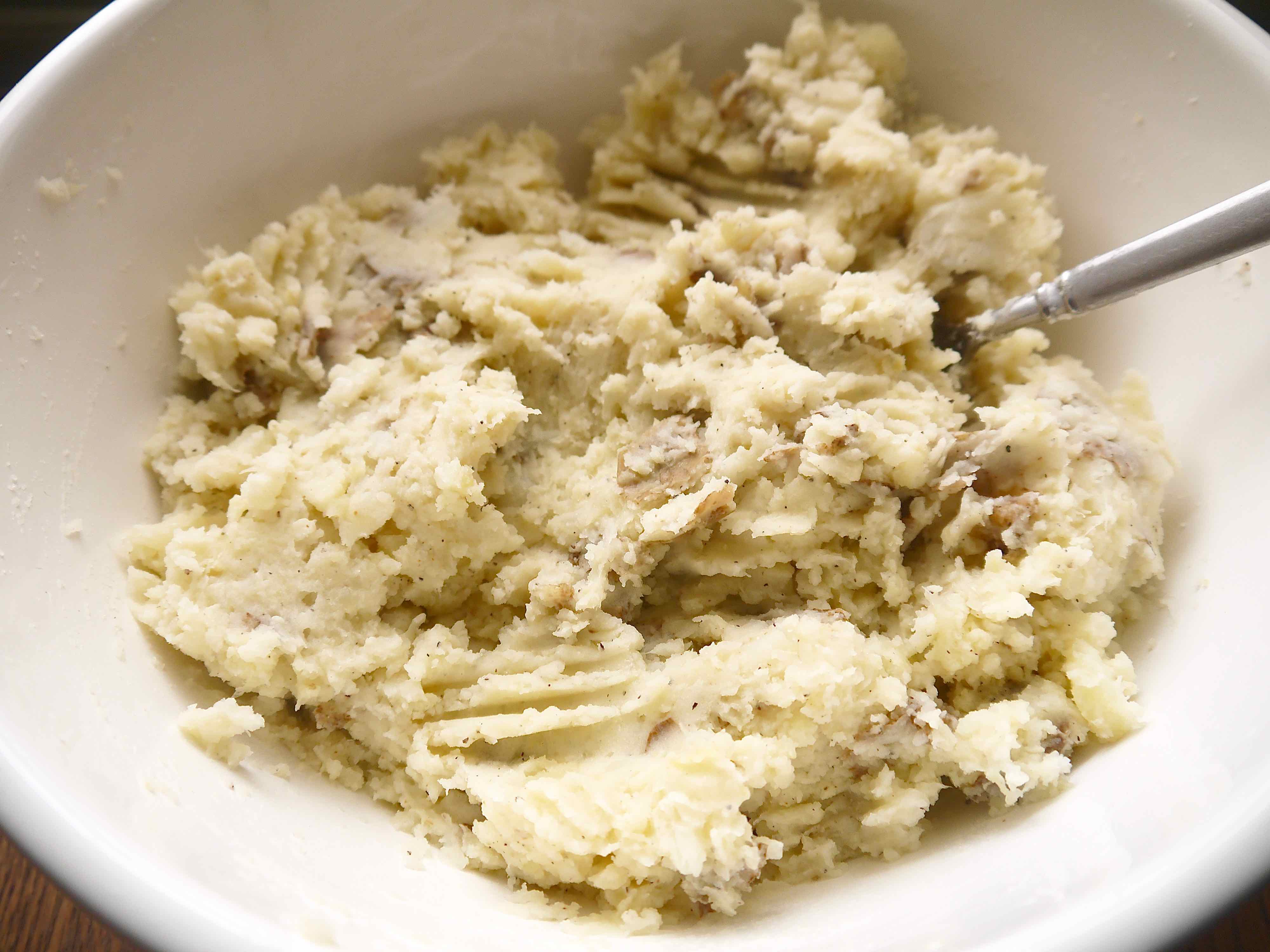 Mashed cauliflower and potatoes in a bowl.