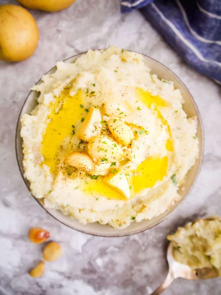 Roasted Garlic Mashed Cauliflower and Potatoes (Paleo, Whole30) | Perchance to Cook, www.perchancetocook.com