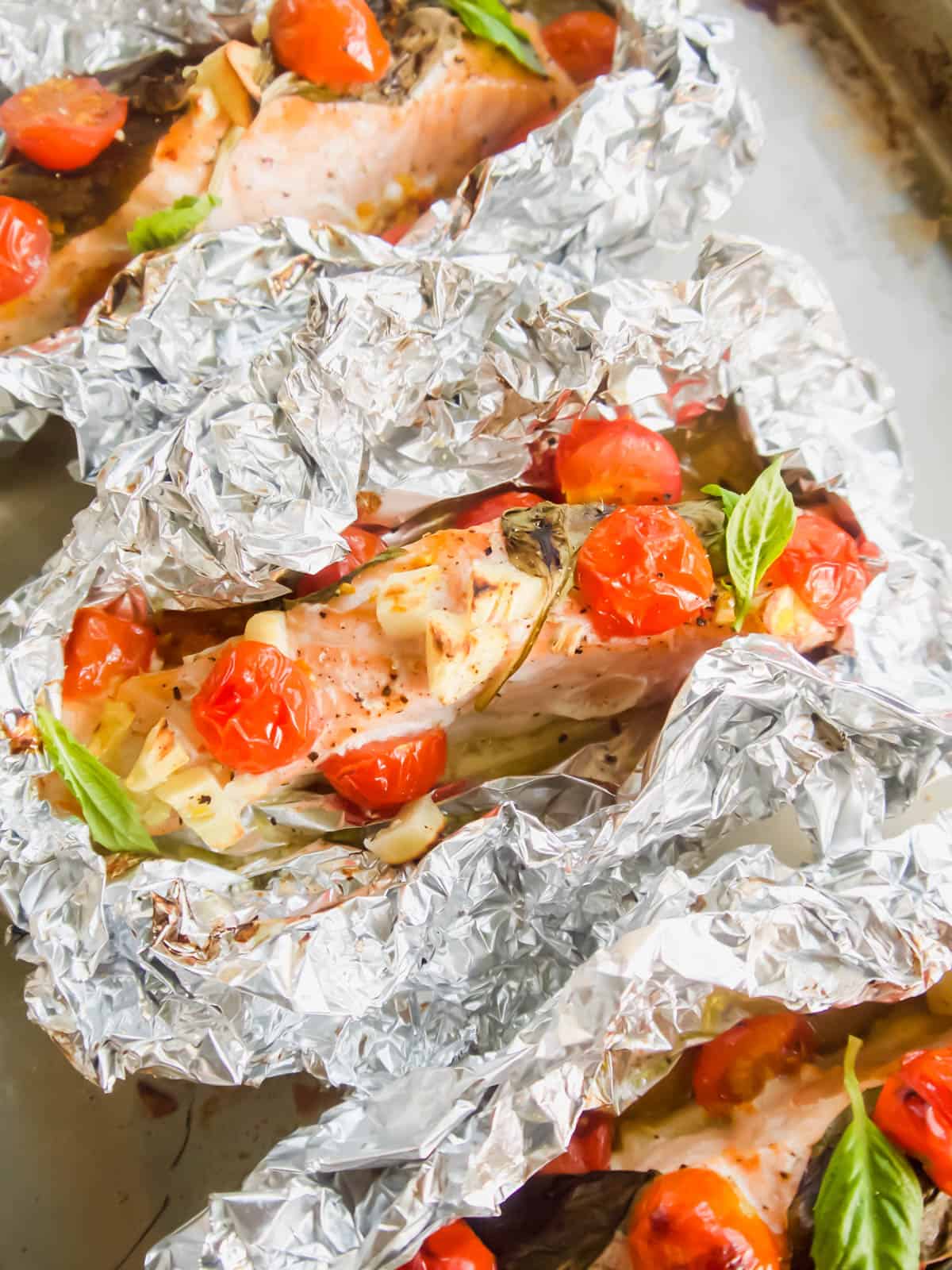 Baked salmon with tomatoes in foil.