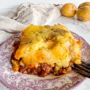 A slice of ground beef shepherd's pie on a plate.