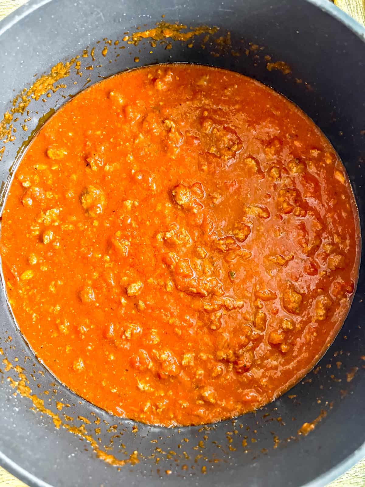 Meat sauce cooked in the pan.